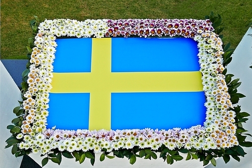 꽃으로 장식한 6.25 참전 국가의 국기,스웨덴