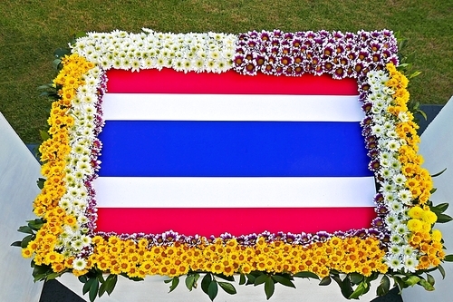 꽃으로 장식한 6.25 참전 국가의 국기,태국
