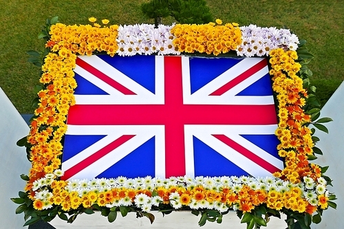 꽃으로 장식한 6.25 참전 국가의 국기,영국