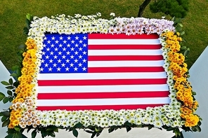 꽃으로 장식한 6.25 참전 국가의 국기,미국