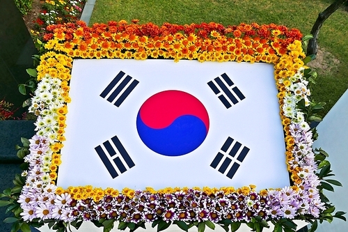꽃으로 장식한 6.25 참전 국가의 국기,대한민국