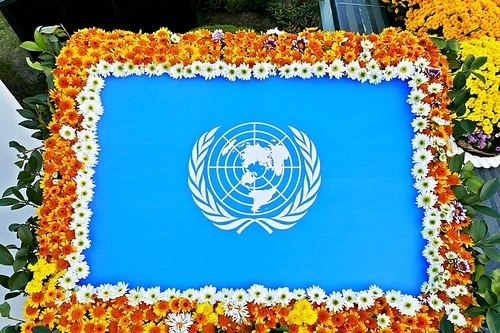 꽃으로 장식한 6.25 참전 국가의 국기,유엔기