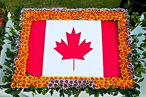 꽃으로 장식한 6.25 참전 국가의 국기,캐나다