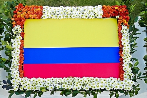 꽃으로 장식한 6.25 참전 국가의 국기,콜롬비아