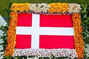 꽃으로 장식한 6.25 참전 국가의 국기,덴마아크