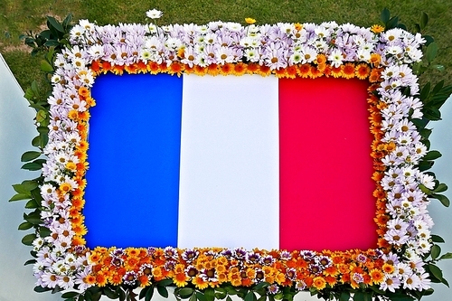 꽃으로 장식한 6.25 참전 국가의 국기,프랑스