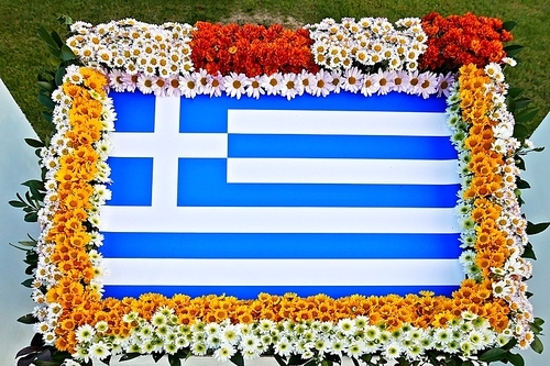 꽃으로 장식한 6.25 참전 국가의 국기,그리스