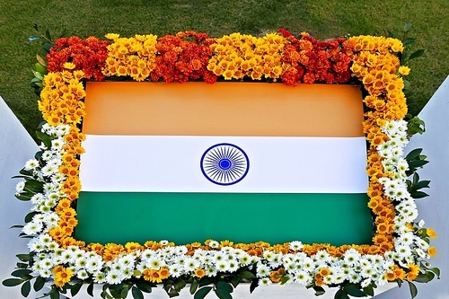꽃으로 장식한 6.25 참전 국가의 국기,인도