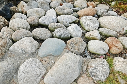 강가에 모여있는 둥근 돌들의 패턴들