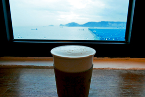 비오는 날 바다가 보이는 창가에서 커피 한잔