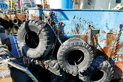 항구 접안시 선박의 충격방지 타이어