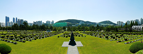 세계 유일한 유엔 기념 공원에 장미꽃으로 잘 가꿔진 묘역들