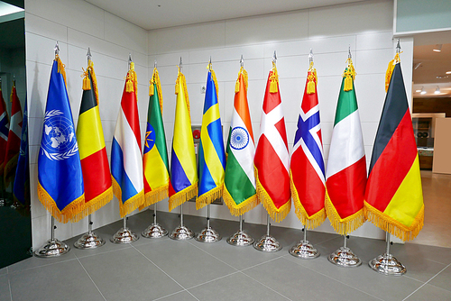세계 유일한 유엔 기념관내 참전국의 깃발들