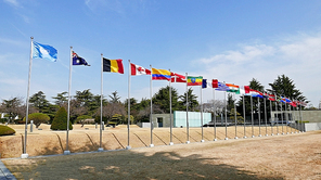 세계 유일한 유엔 기념 공원의 참전국의 깃발들