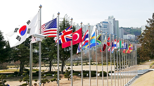 세계 유일한 유엔 기념 공원의 참전국의 깃발들