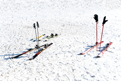 스키장 입구에서 잠시 쉬고있는 스키 장비들