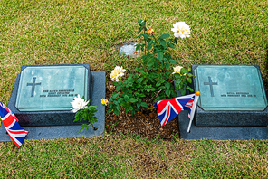 세계 유일한 유엔기념공원의 전사자 묘역에 헌화,영국