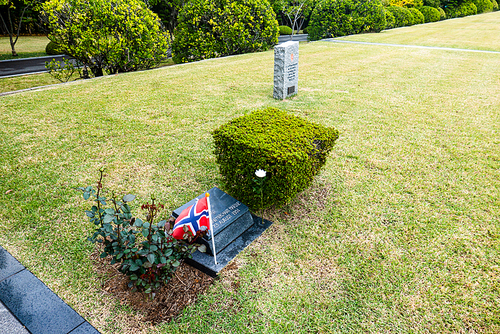 세계 유일한 유엔기념공원의 전사자 묘역에 헌화,노르웨이