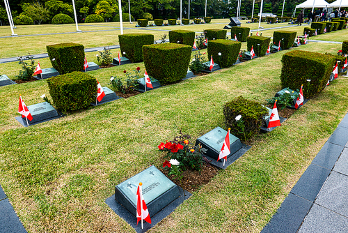 세계 유일한 유엔기념공원의 전사자 묘역에 헌화,캐나다