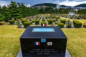 세계 유일한 유엔기념공원의 전사자 묘역에 헌화,프랑스