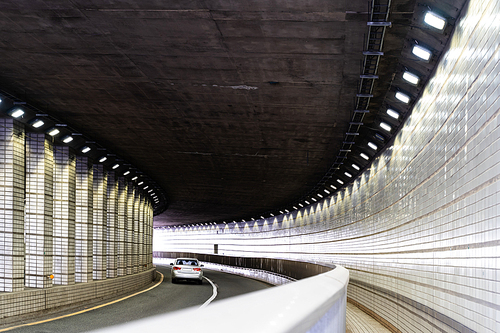 회전하는 도로의 터널 내부 풍경