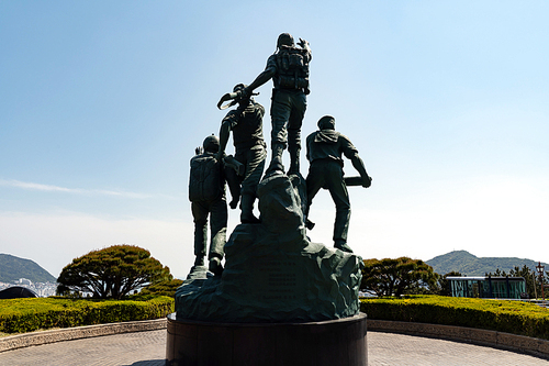 애국 전몰 장병을 추모하는 충혼탑의 국군 동상들