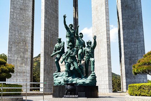 애국 전몰 장병을 추모하는 충혼탑의 국군 동상들