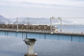 전용 전기 철로로 운행 중인 전철