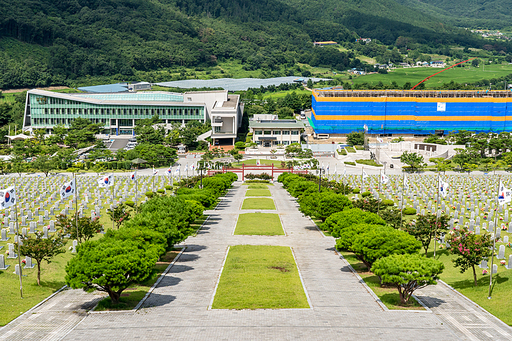 국립영천호국원 홍살문 풍경