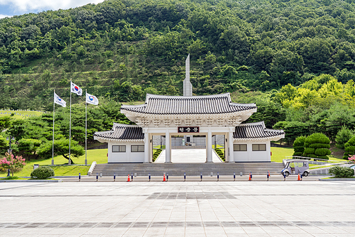 국립영천호국원 현충문 풍경