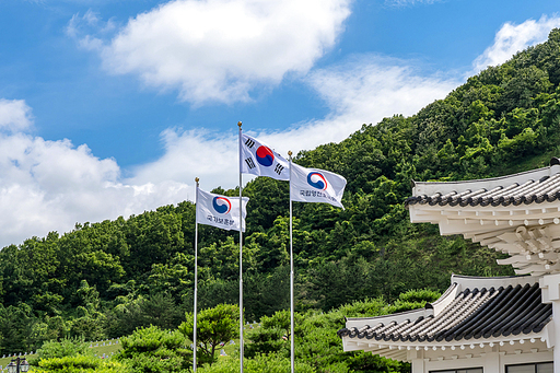 국립영천호국원 현충문의 태극기 풍경