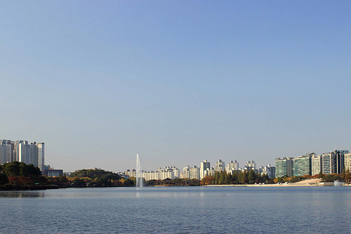 고층건물로 둘러싸인 경기도 일산 호수공원의 풍경