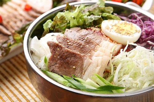 수육 비빔국수