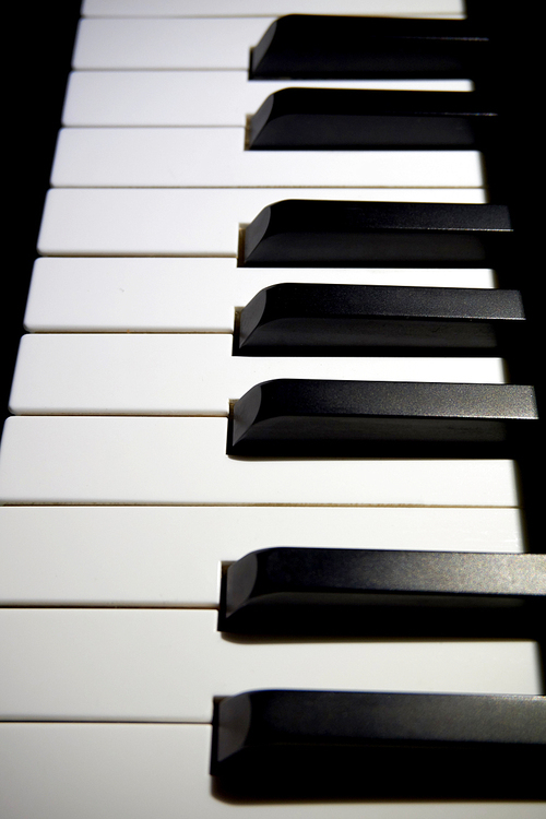 검은 배경에 피아노 건반.