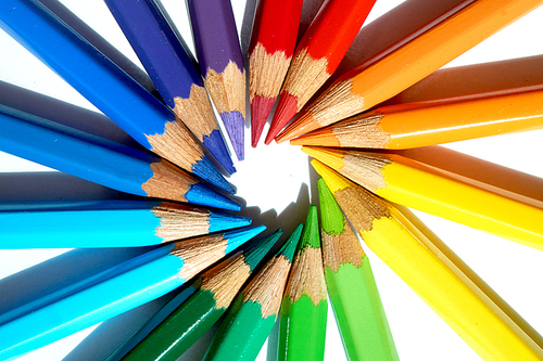 원을 만들고 있는 여러가지 색의 뾰족한 색연필들.