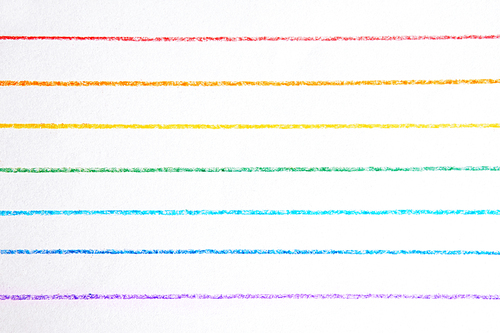 얇은 색연필로 그려진 무지개색 가로선들.