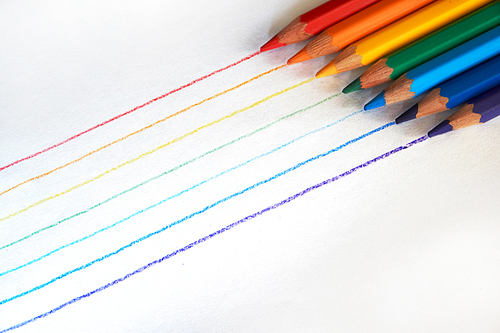 색색깔의 색연필들로 그린 직선의 무지개.