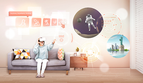 VR 장비를 착용한 여성이 집에서 소파에 앉아 가상현실을 경험하고 있는 장면 이미지 그래픽 합성