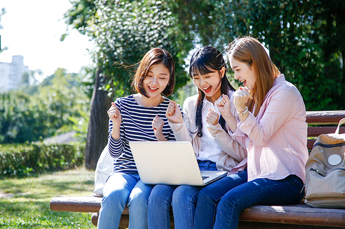 여대생 201 | 유토이미지 | 상세페이지 | 베이직샵 | 사진 | 20449052