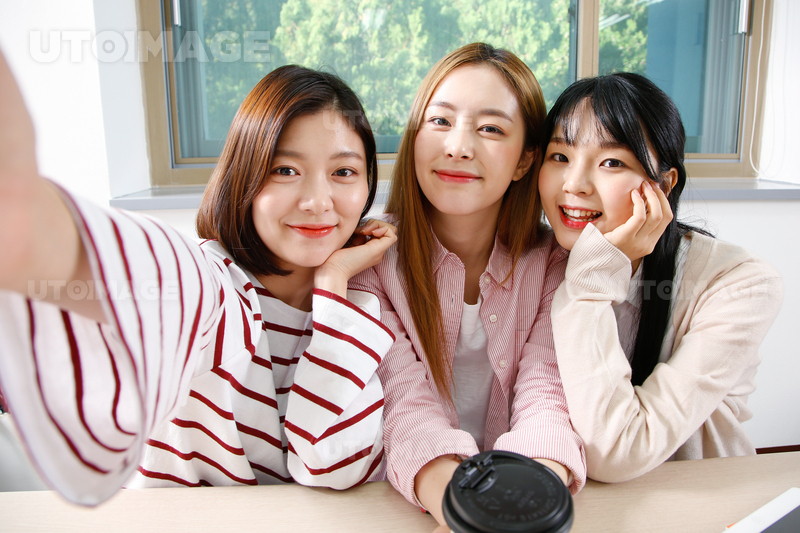 여대생 275 | 유토이미지 | 상세페이지 | 베이직샵 | 사진 | 20456149