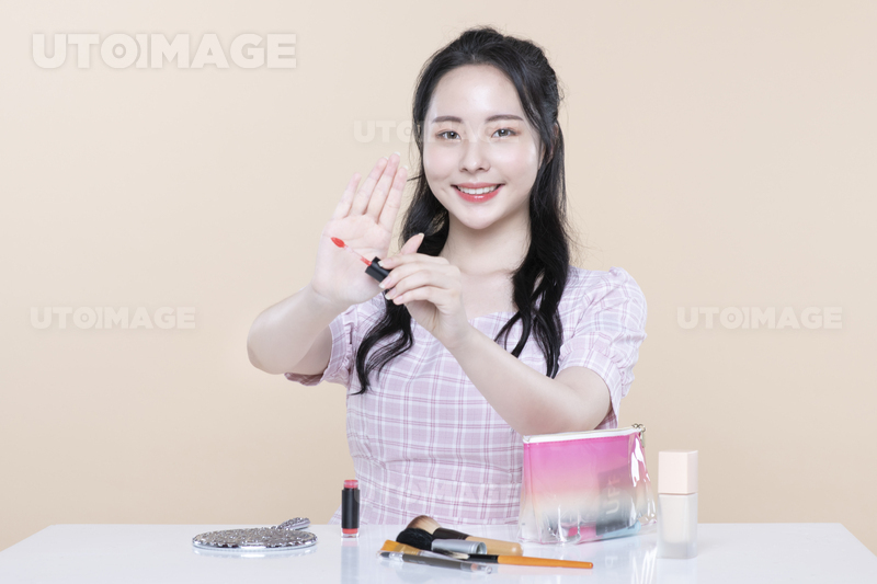 유토이미지 | 소녀의 외출 준비 014