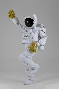 우주 생활 - 응원 폼폼을 들고 응원하는 춤추는 우주인