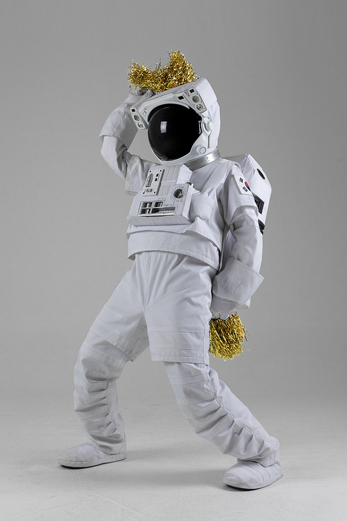 우주 생활 - 응원 폼폼을 들고 준비자세한 우주인