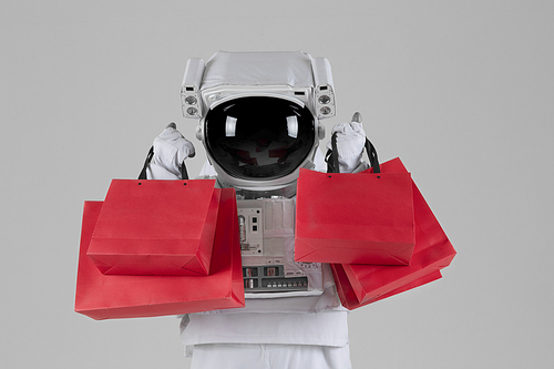 우주 생활 - 쇼핑백 들고 기뻐하는 우주인 상반신