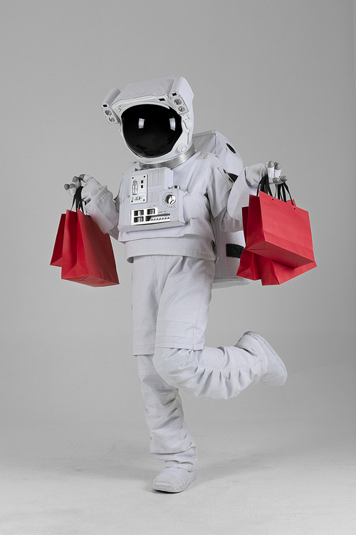 우주 생활 - 쇼핑백 들고 즐겁게 걸어오는 우주인 전신