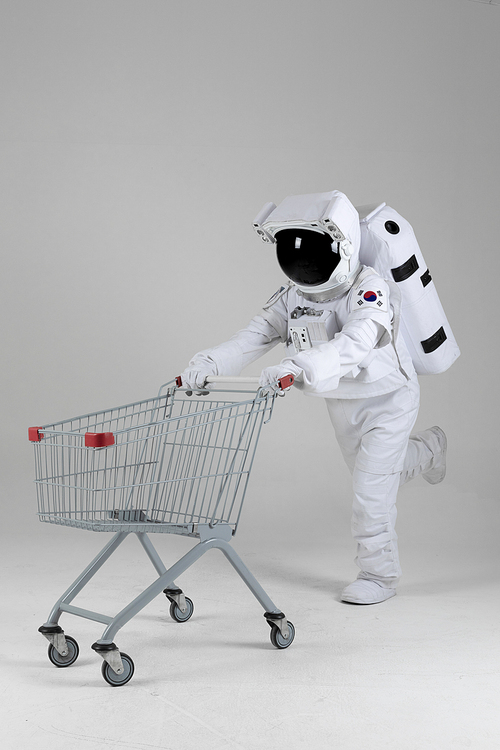 우주 생활 - 쇼핑카트 신나게 끌고 달리는 우주인 전신
