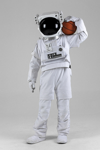 우주 생활 - 농구공을 어깨에 올린 우주인 전신