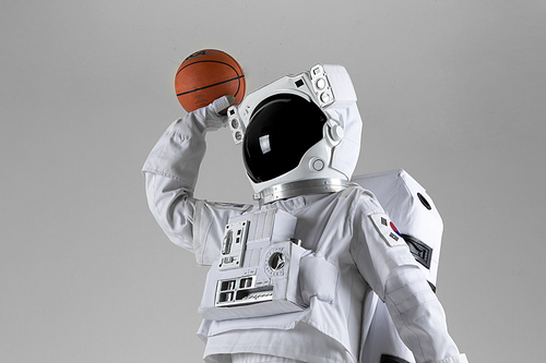 우주 생활 - 농구공을 잡고 덩크슛을 하고 있는 우주인 상반신