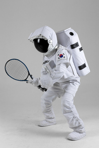 우주 생활 - 테니스 라켓을 들고 준비자세를 취하는 우주인 옆모습 전신
