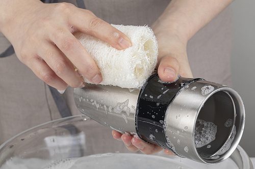 제로웨이스트 - 세제 거품을 내고 있는 천연 수세미로 스텐 텀블러를 닦고 있는 모습